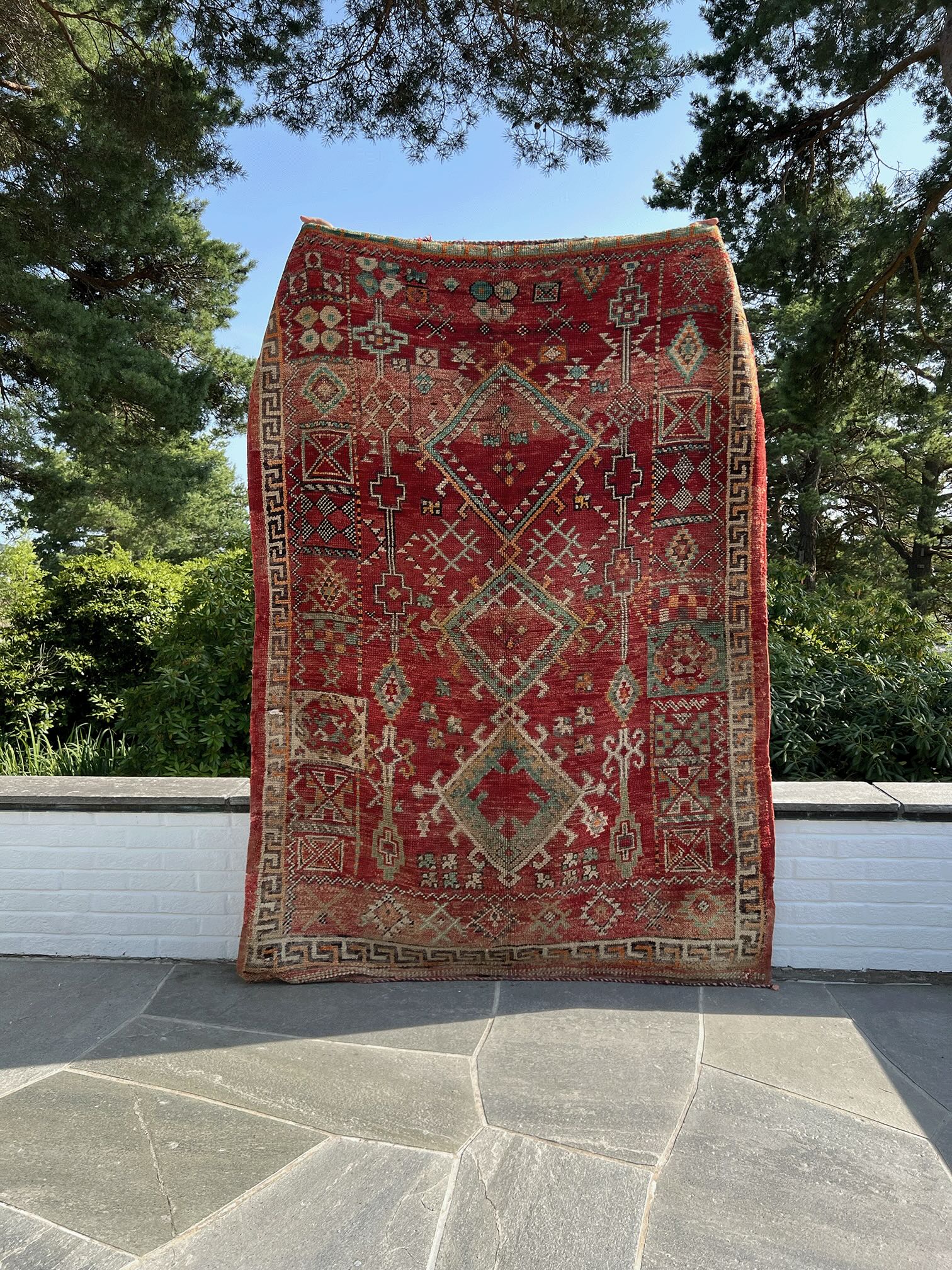 Tapis vintage restauré motifs traditionnels berbères