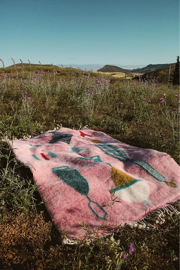 Tapis artisanal motifs berbères traditionnels